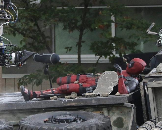 Ryan Reynolds entre escombros  en pleno rodaje de Deadpool 2