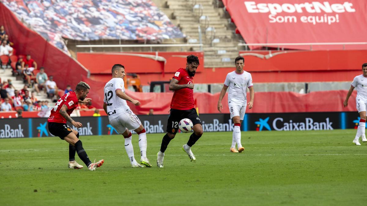 Samú Costa conduce el balón ante el Athletic.