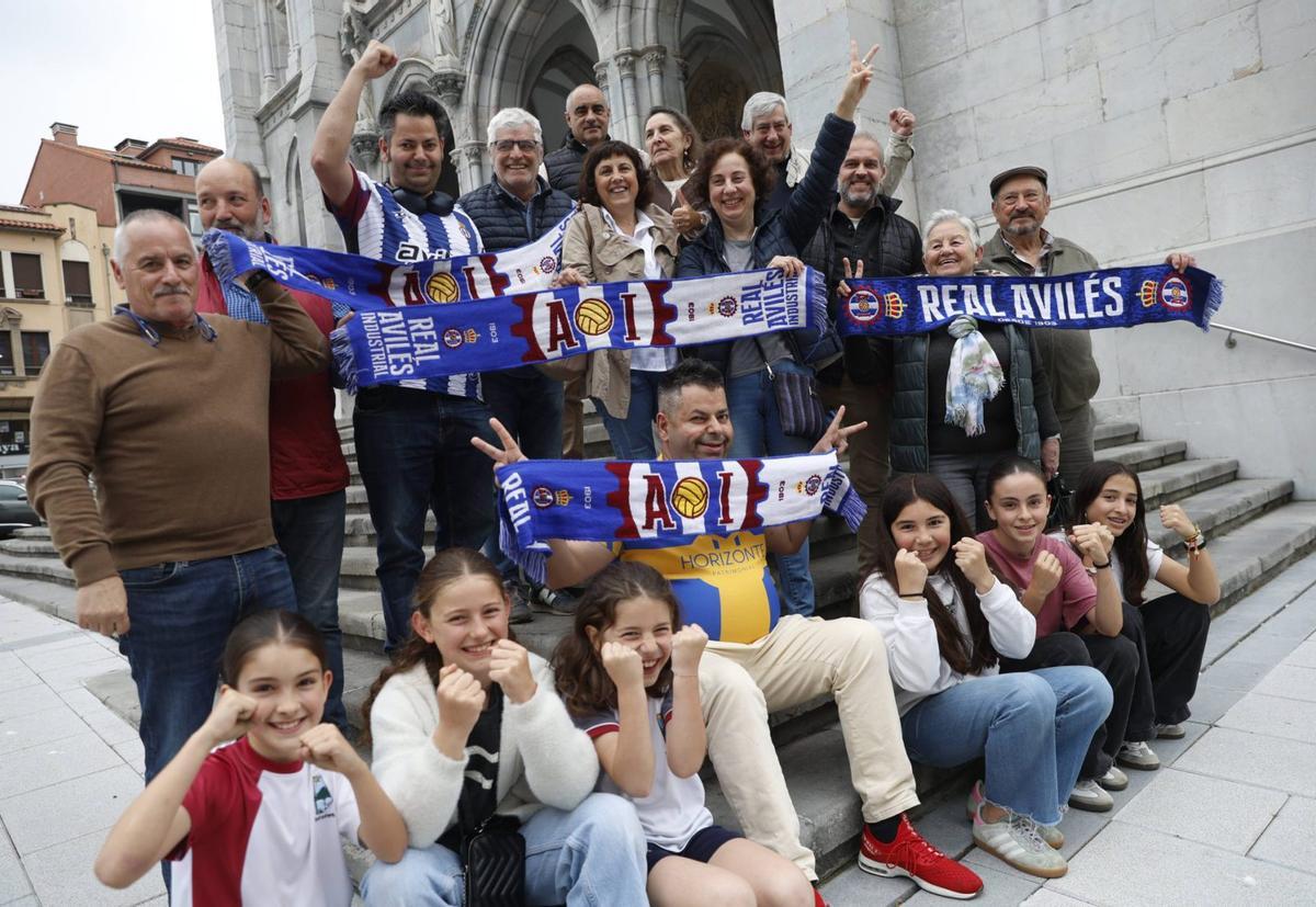Miembros de la peña El Coliseo, enfrente de la iglesia de Sabugo. | LUISMA MURIAS