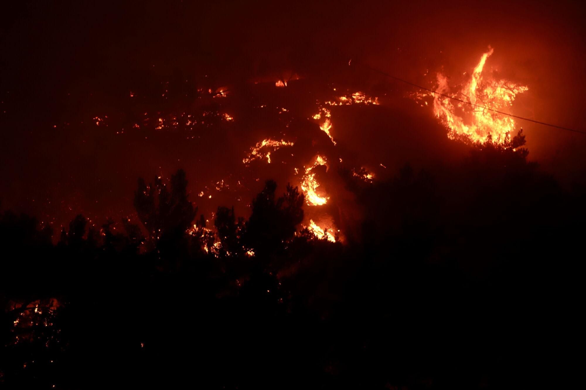 Miles de evacuados por el fuego en Creta
