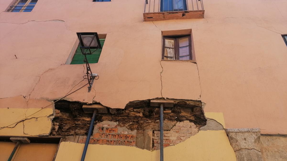 Puntales colocados en el muro de cerramiento del edificio de Trasalfóndiga