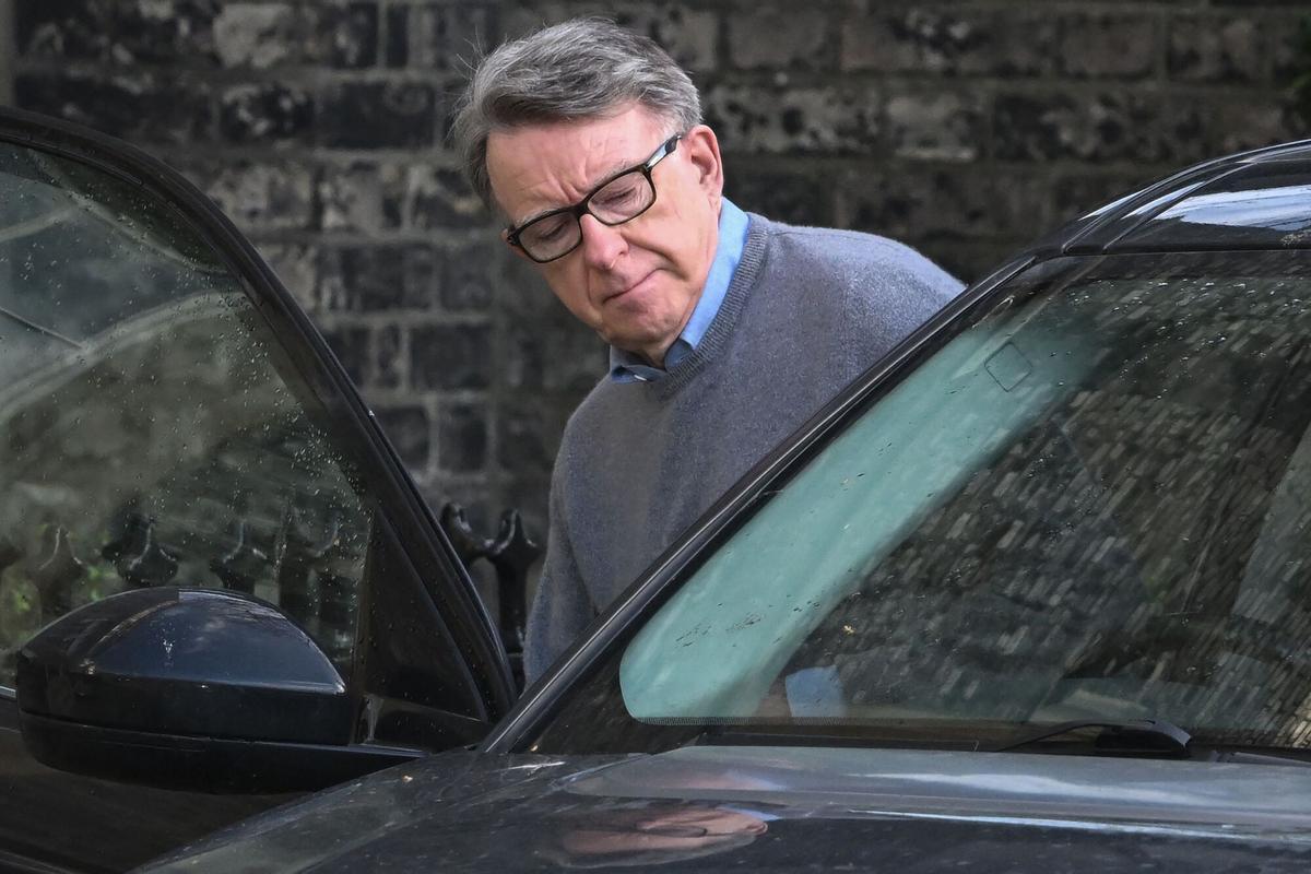 Peter Mandelson se sube a un coche tras salir de casa, este miércoles en Londres.