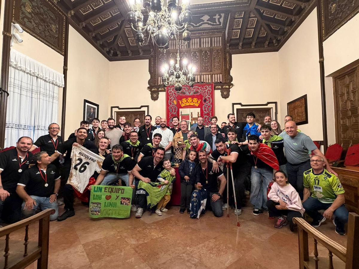 El BM Caja Rural Zamora posa en el Ayuntamiento de Zamora junto al alcalde Francisco Guarido.