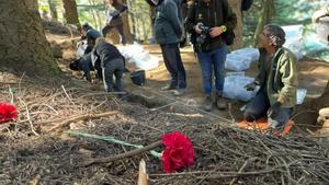 Así fue la exhumación de los nueve cuerpos de la fosa de Parasimón, en Lena (Asturias).