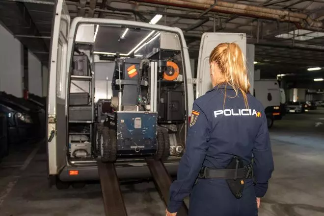 Una agente de A Coruña, la única mujer en el Tedax de la Policía Nacional en Galicia