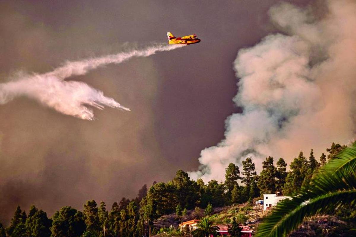 Un incendio sin control obliga a desalojar a 4.200 personas en el norte de La Palma