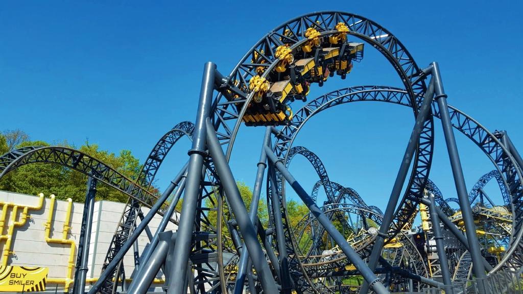 En algunas partes del viaje coinciden los diversos vagones para que unos se rían de los otros y bajar muy contentos de esta montaña rusa