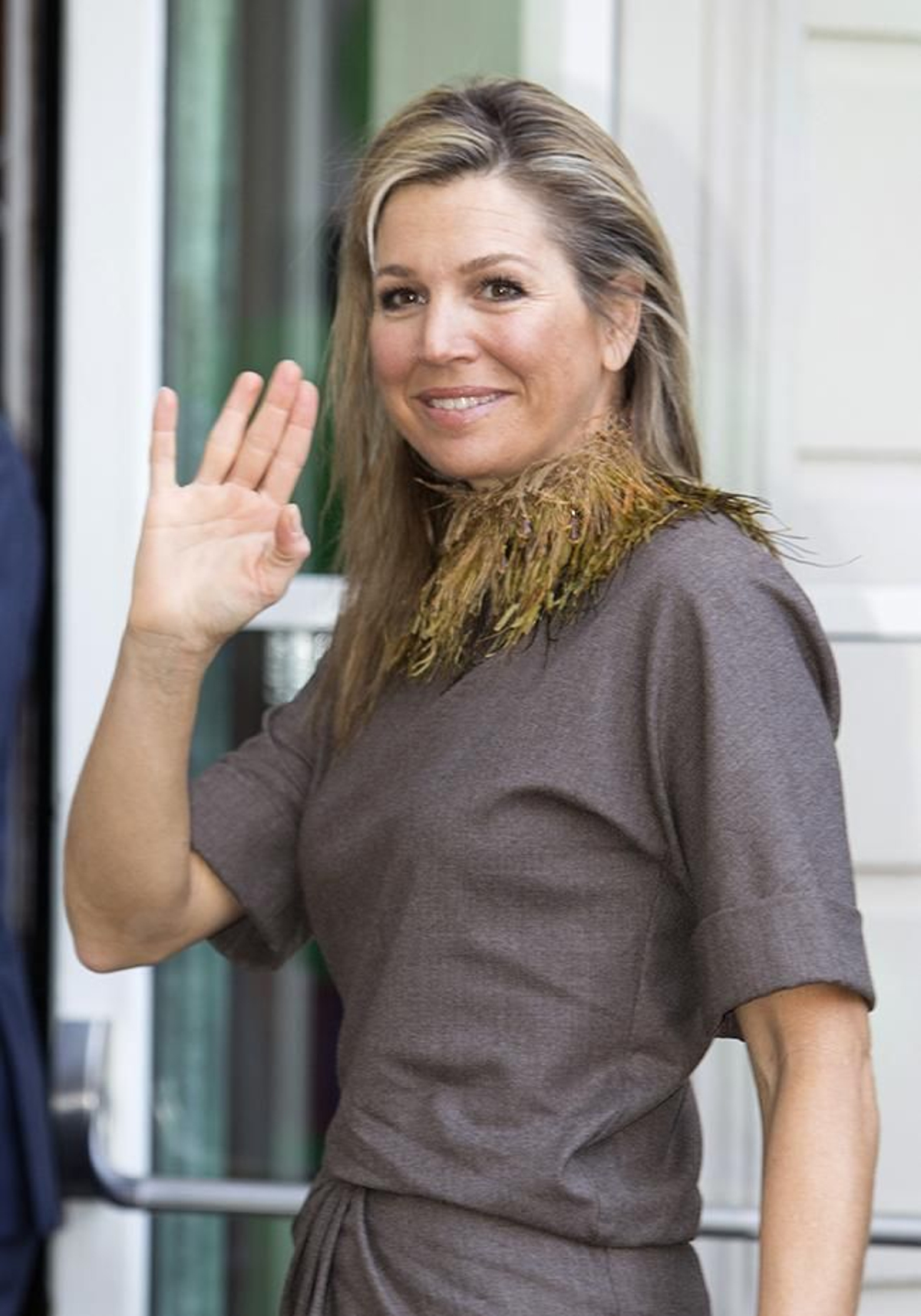 La reina Máxima de Holanda con collar de plumas verdes