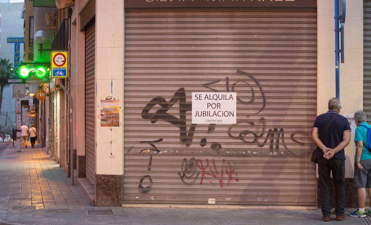 Un pequeño comercio de Alicante, con un cartel en el que se indica su cierre por jubilación.