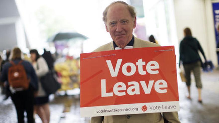 Un hombre hace campaña a favor del &#039;Brexit&#039;.