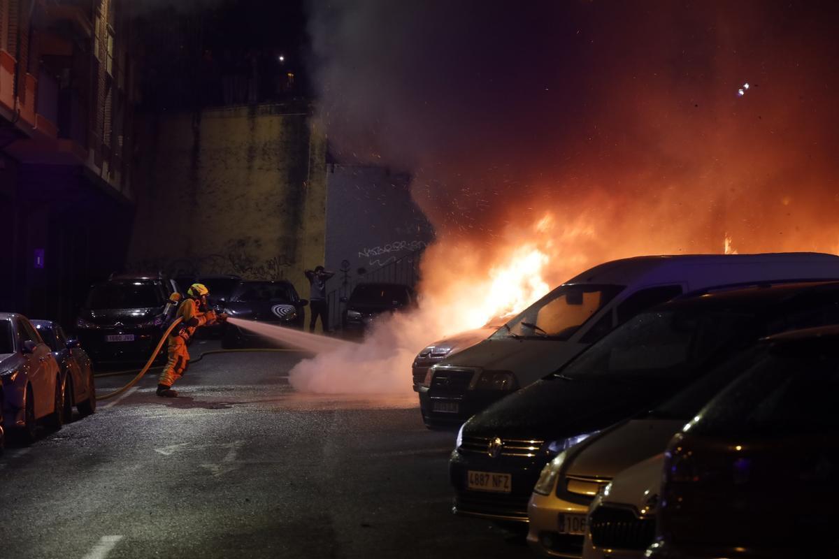 Un incendio en un aparcamiento provoca daños en una docena de coches en Alcoy