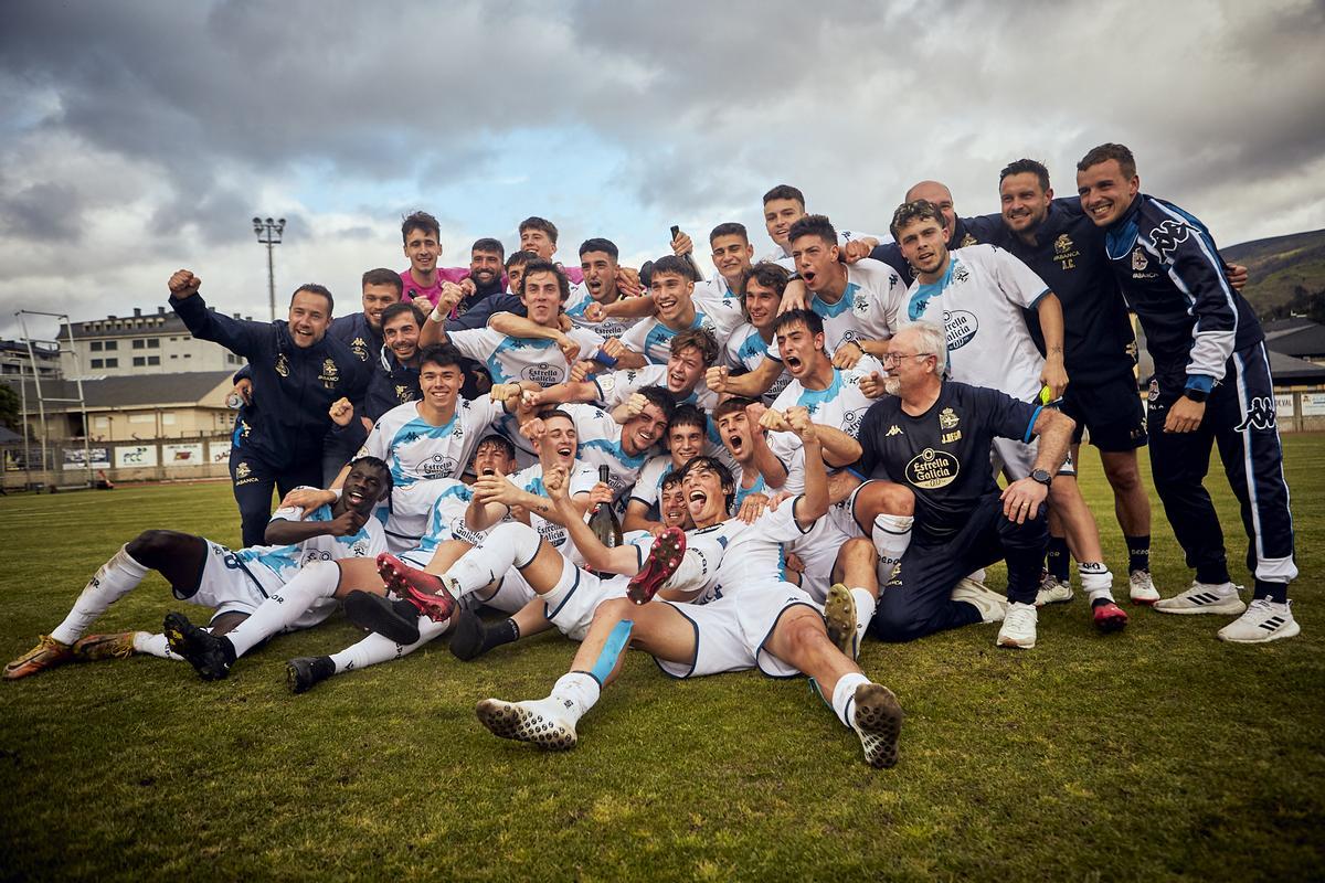 Los jugadores del Fabril celebran en 2023 el ascenso a Segunda RFEF