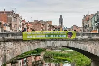 Vox desplega una pancarta al pont de Pedra de Girona en contra del retorn de Puigdemont a Catalunya