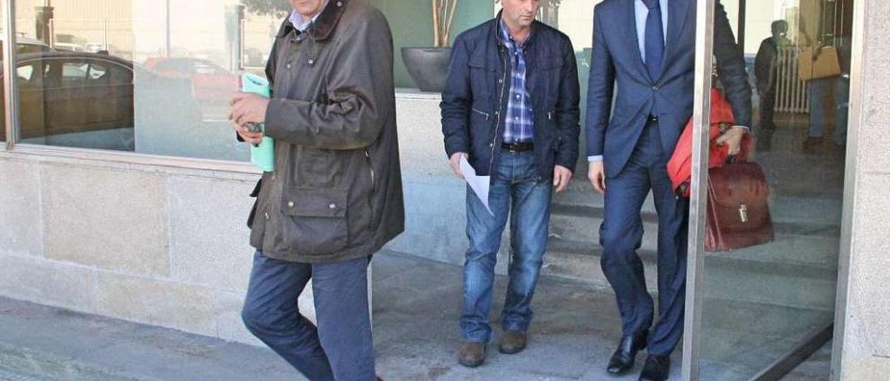 José Luis Santiago sale del juzgado de Marín en diciembre de 2013 tras la primera declaración. // S.A.