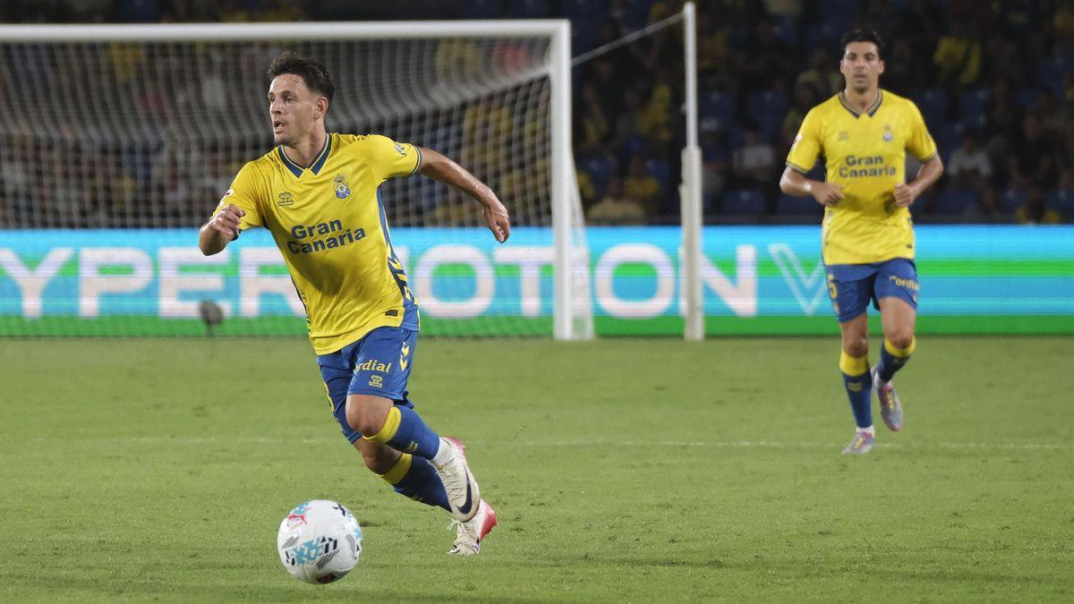 Iván Gil durante el encuentro ante el Andorra, antes de lesionarse. Detrás, Enrique Clemente.