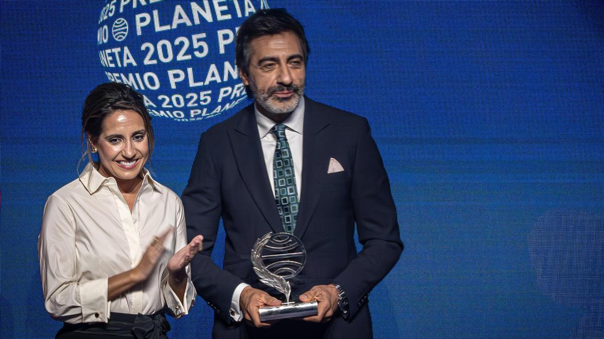 El escritor Juan del Val, ganador del premio Planeta, y la escritora Ángela Banzas, finalista