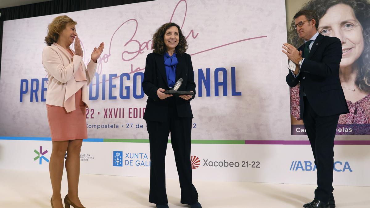 La directora de La Opinión, Carmen Merelas (c), recibe de manos del presidente de la Xunta, Alberto Núñez Feijóo (d), junto a la presidenta de la Asociación de Periodistas de Galicia, María Méndez (i), el premio &#039;Diego Bernal&#039; 2022 que otorga la Asociación de Periodistas de Galicia.