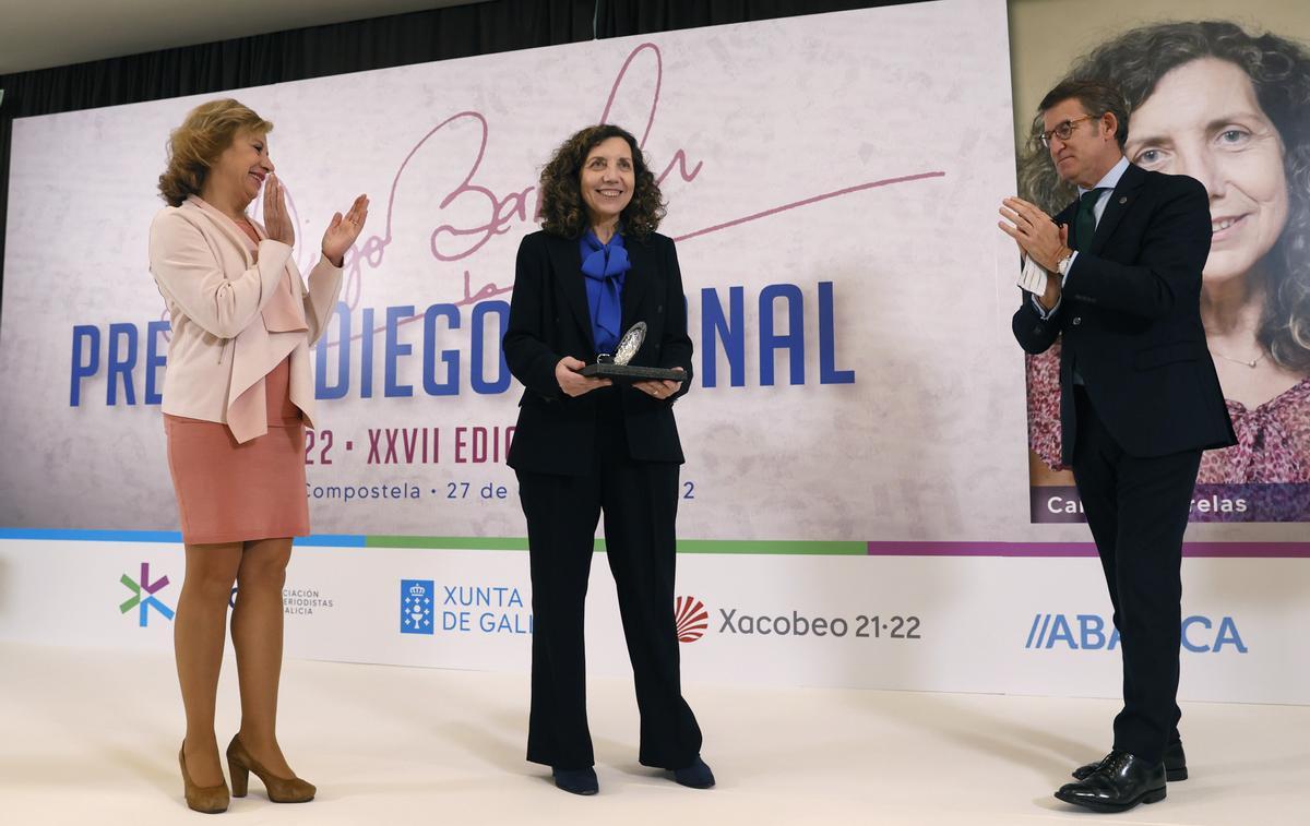 La directora de La Opinión, Carmen Merelas (c), recibe de manos del presidente de la Xunta, Alberto Núñez Feijóo (d), junto a la presidenta de la Asociación de Periodistas de Galicia, María Méndez (i), el premio Diego Bernal 2022 que otorga la Asociación de Periodistas de Galicia.