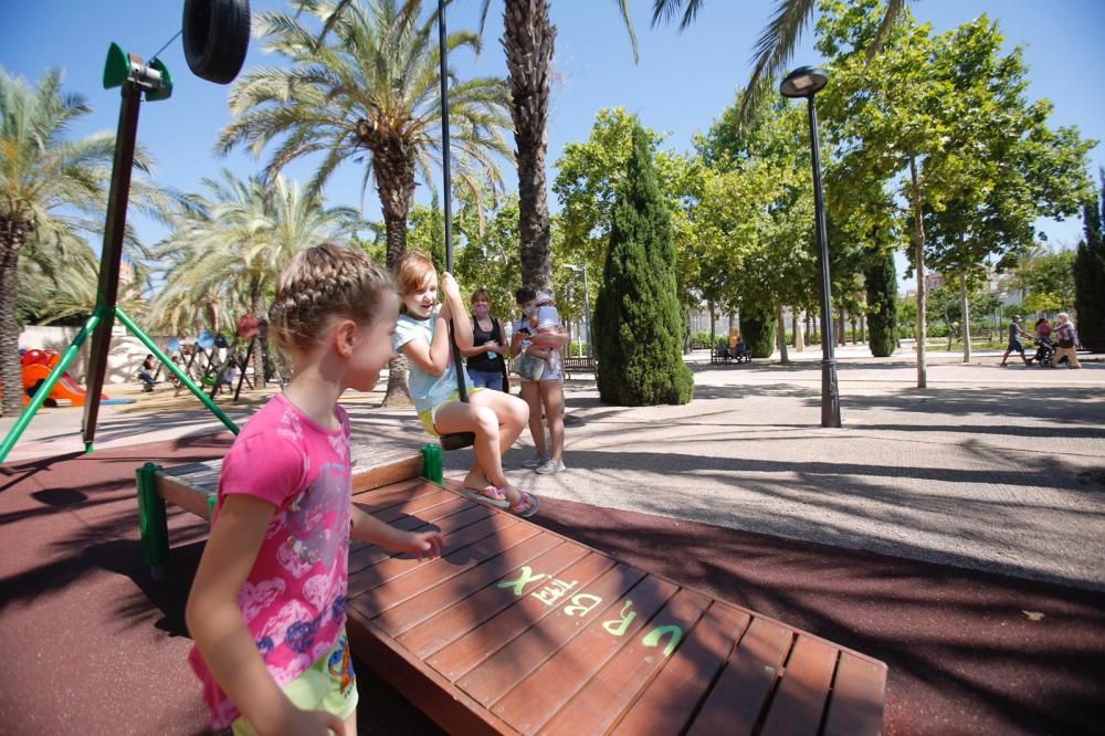 Las niñas y niños vuelven a los parques infantiles