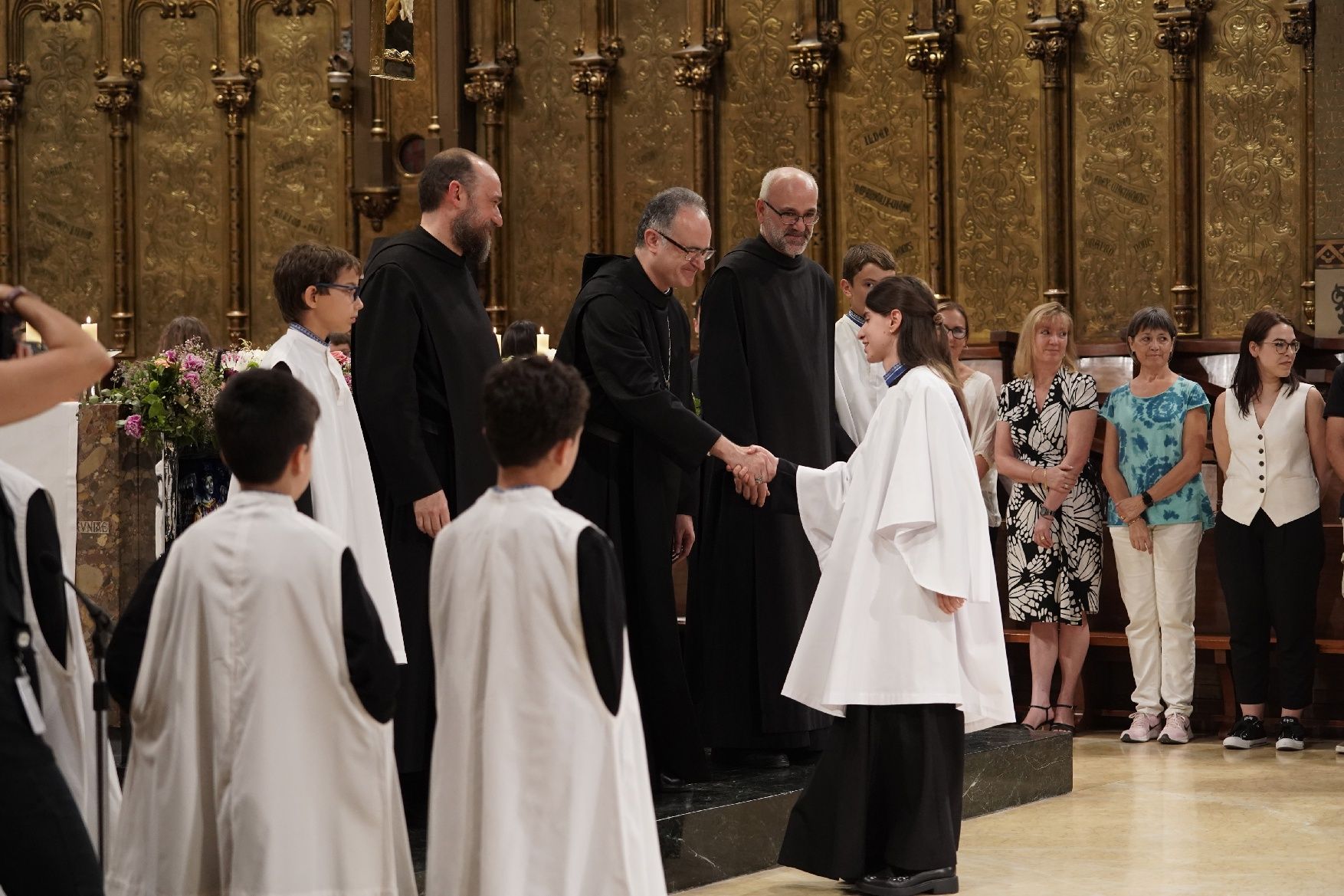 Montserrat vesteix les primeres escolanes de la història