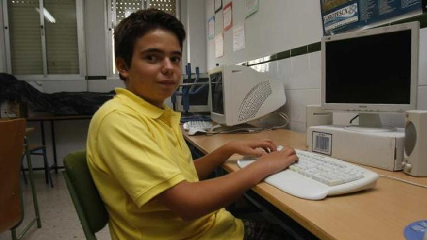 Pablo Alcoholado, alumno de primero de la ESO en el IES Emilio Prados, tiene una máquina Perkins y un ordenador portátil con el programa Jaws, que convierte el texto en audio