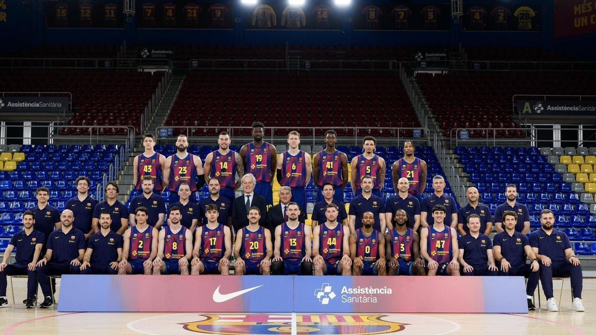 La visita de Joan Laporta al Barça de Xavi Pascual para inmortalizar la fotografía oficial de la temporada