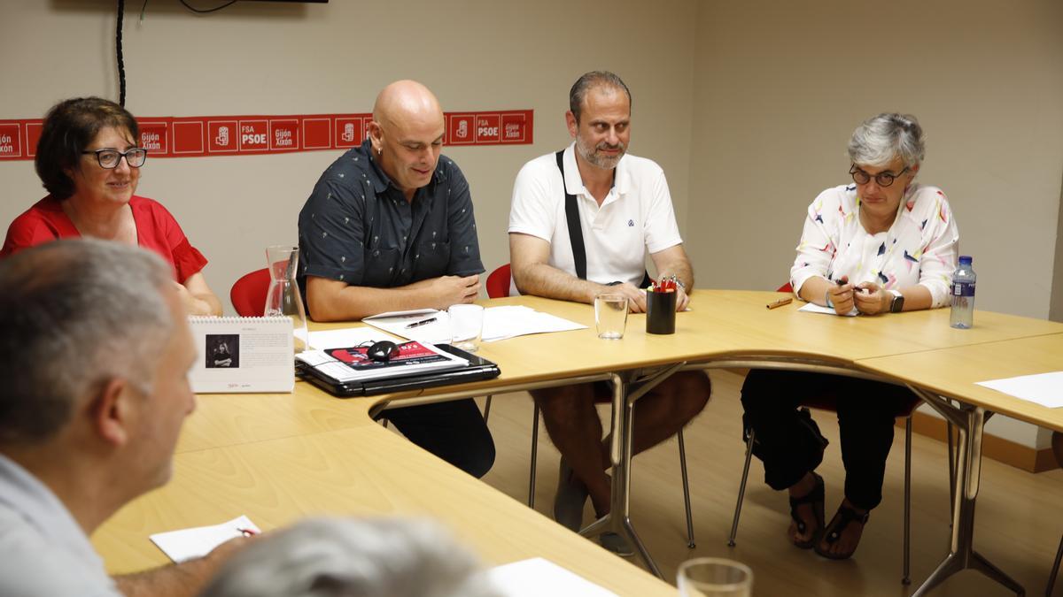 Por la izquierda, Begoña Fernández, Monchu García, Constantino Vaquero y Ana González, al inicio de la reunión de la comisión ejecutiva del PSOE de Gijón de hace varias semanas.