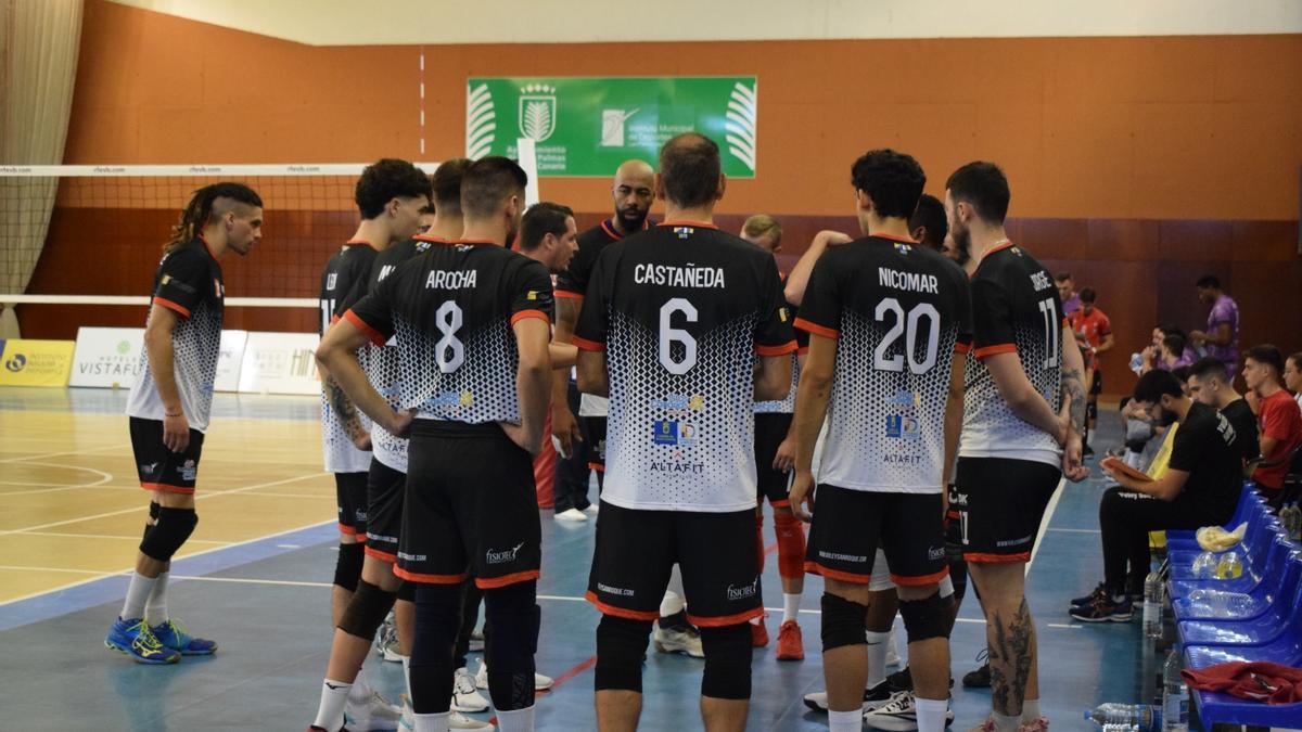 Los jugadores del San Roque reciben instrucciones de su entrenador Alberto Rodríguez.