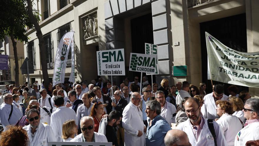 La concentración de ayer a las puertas de la Delegación de Salud.