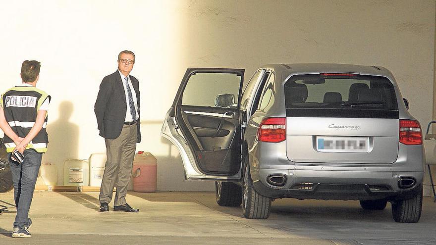 El magistrado José Luis Lafuente junto al coche en el lavadero de Novocar.