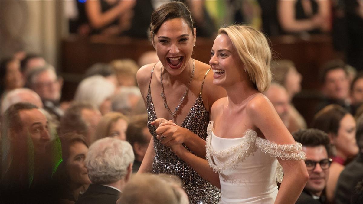 Las actrices Gal Gadot y Margot Robbie sonríen durante la 90 edición de los Oscar.