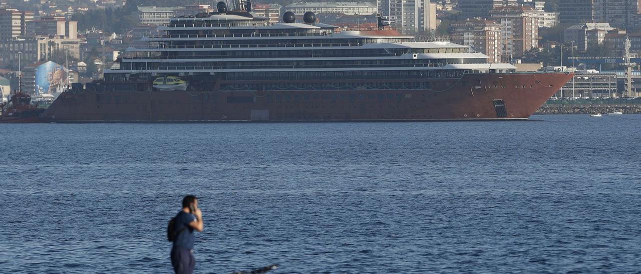El crucero “Evrima”, el día de su salida de Vigo, remolcado rumbo a Santander. |   // RICARDO GROBAS
