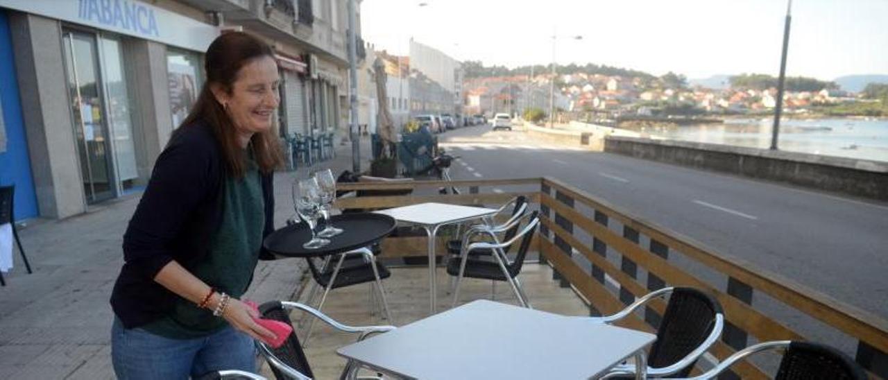 Una terraza hostelera en A Illa de Arousa, ayer.