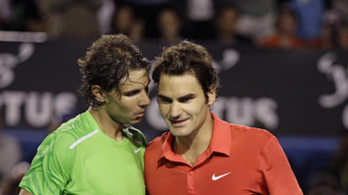 Nadal y Federer se saludan tras finalizar el encuentro.