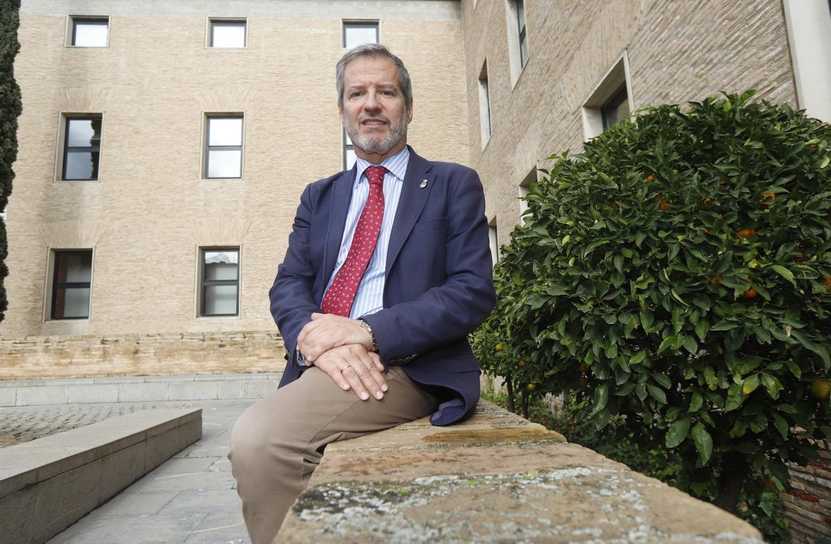 Daniel Pérez Calvo, en un patio de La Aljafería.