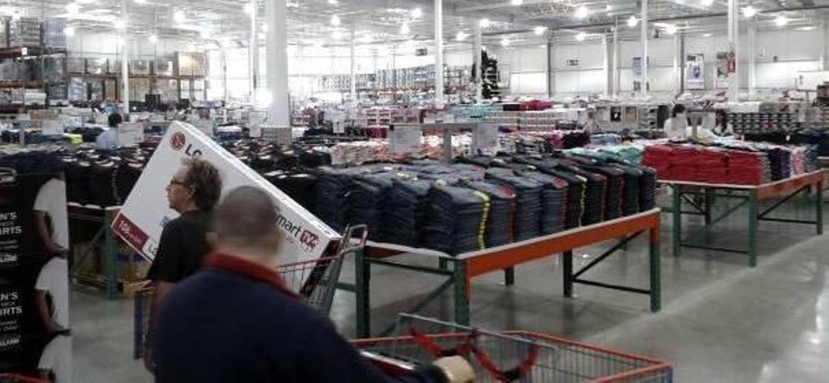 Interior del establecimiento comercial que ayer abrió Costco en Sevilla.