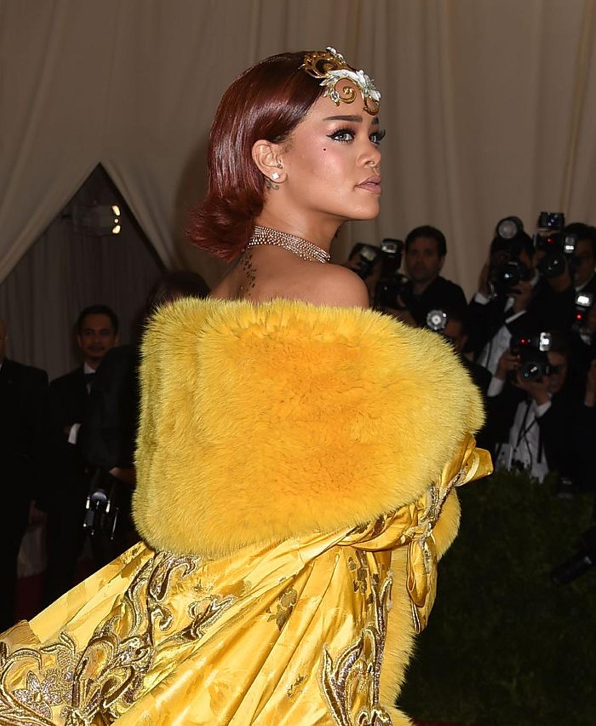 Rihanna con pelo rojo en el Met 2015