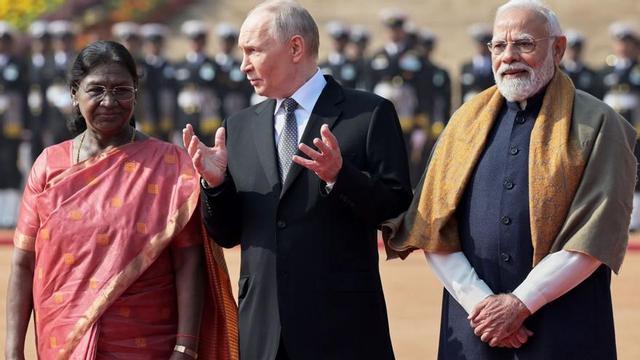 Vladímir Putin, entre la presidenta índia, Droupadi Murmu, i el primer ministre, Narendra Modi, ahir. | AP / LA PRESSE