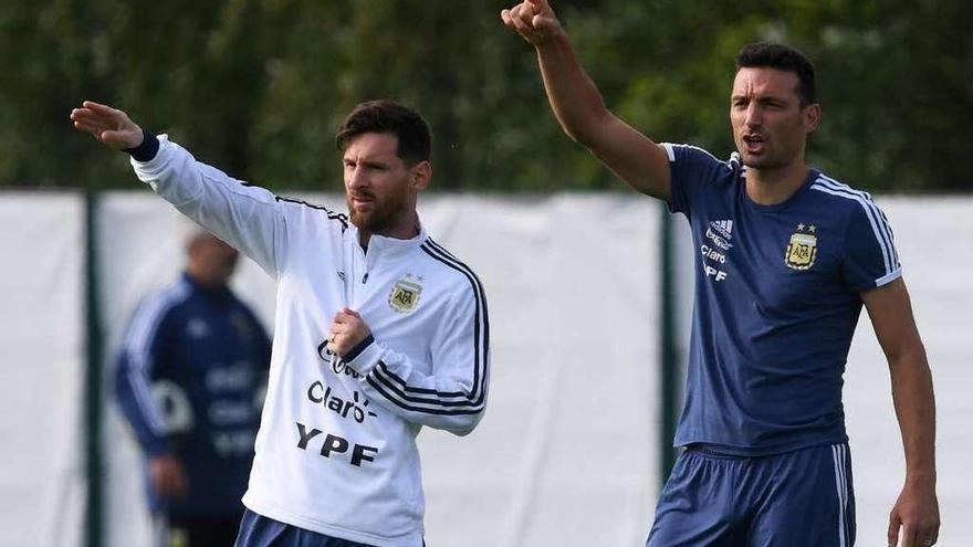 El exdeportivista Scaloni gesticula junto a Lionel Messi en un entrenamiento de Argentina de los últimos meses.