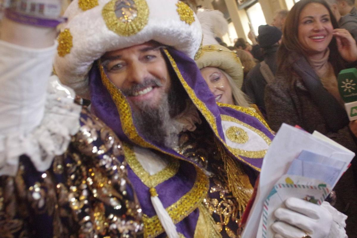 El Heraldo de los Reyes Magos recorrió las calles del Centro de Málaga acompañado de dos bandas de música, recogiendo cartas y encontrándose con los malagueños