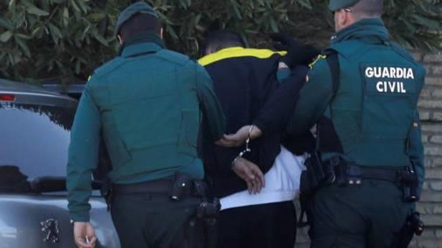 La Guardia Civil conduce a uno de los detenidos.