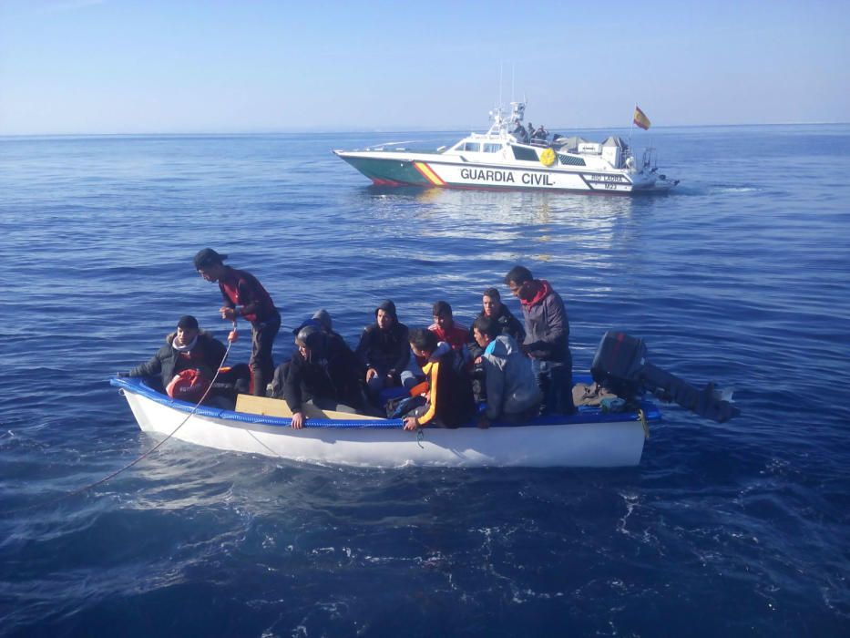 Rescate de 21 inmigrantes en dos pateras al sur de Torrevieja por parte del servicio marítimo de la Guardia Civil