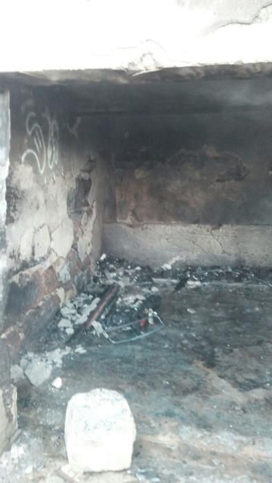 Incendio de una vivienda abandonada en el Ejido