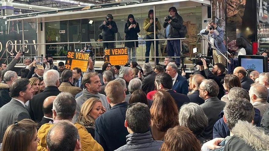 Jorge Azcón, en el centro de la imagen, se abre paso en la FIMA