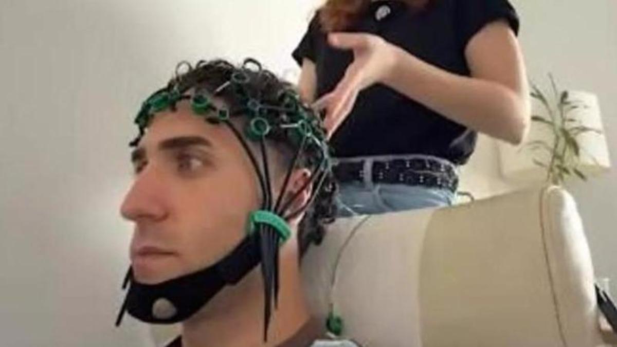 Jesús Villegas durant les proves d'activitat cerebral