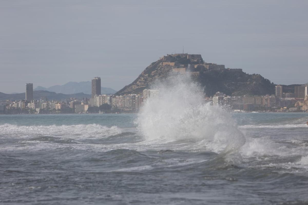 El temporal reúne a surfistas en busca de las mejores olas en la Caleta