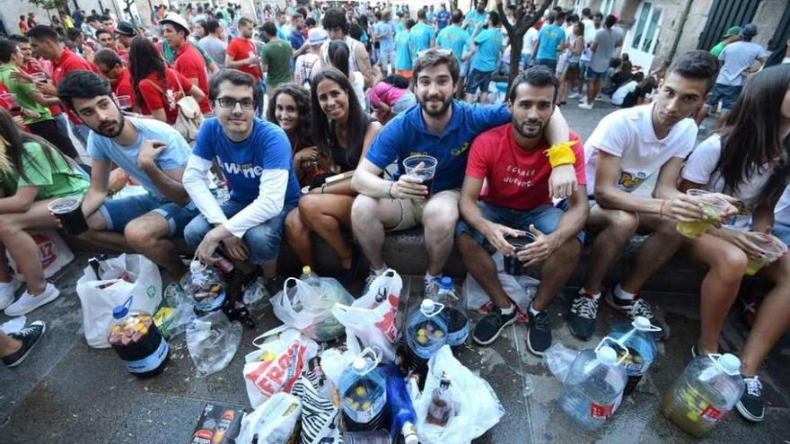 Unos jóvenes se preparan para disfrutar de la fiesta de peñas en la Plaza del Teucro. // Gustavo Santos