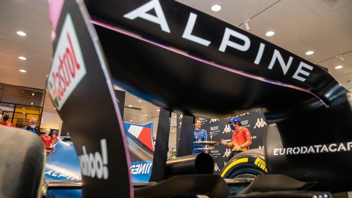 Alonso, en su box de Alpine.