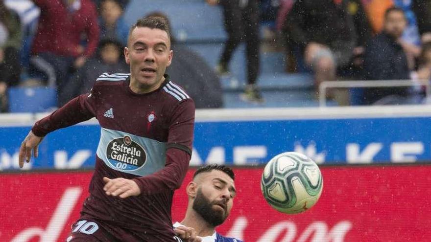 Aspas, obstaculizado por Rubén Duarte, en el partido de ayer. // LOF