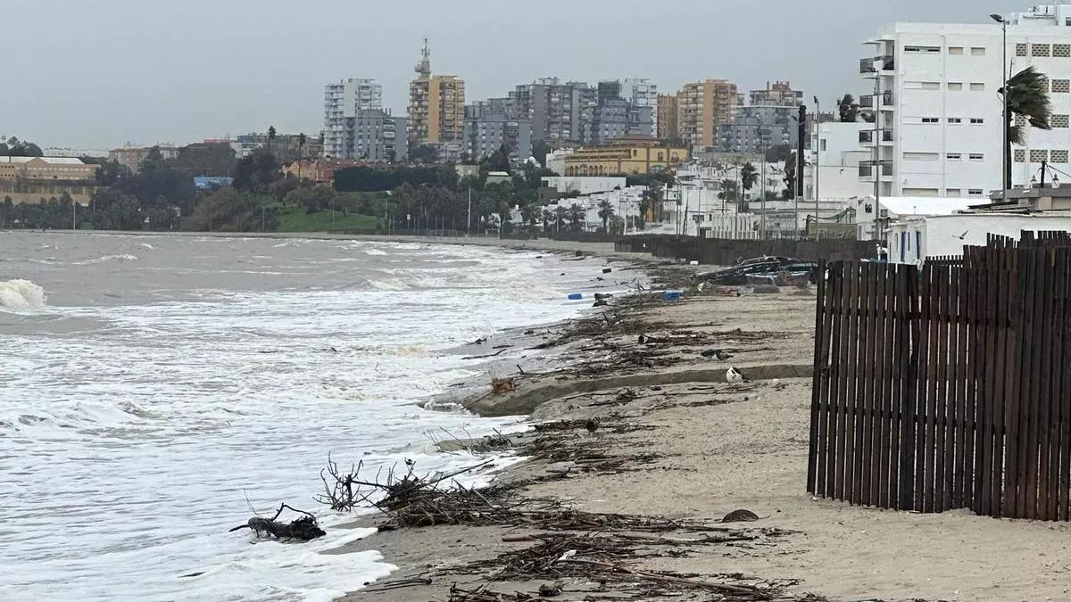 Más allá de Matalascañas: así está la playa de Algeciras azotada por la borrasca Francis a la espera de un dique que no llega